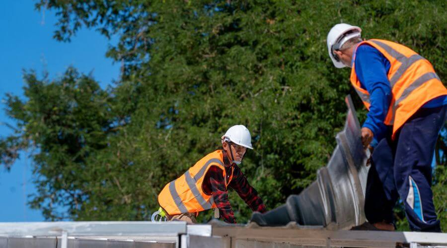Professional gutter cleaning in Farnhamville, IA
